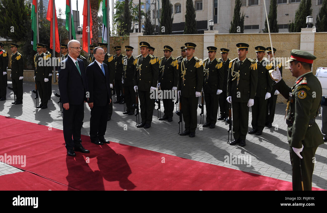 Ramallah, West Bank, Palästina. 23 Okt, 2018. Dem palästinensischen Ministerpräsidenten Rami Hamdallah und der chinesische Vizepräsident Wang Qishan rezension Ehrengarde in der West Bank Stadt Ramallah, am 23. Oktober 2018 Credit: Prime Minister Office/APA-Images/ZUMA Draht/Alamy leben Nachrichten Stockfoto