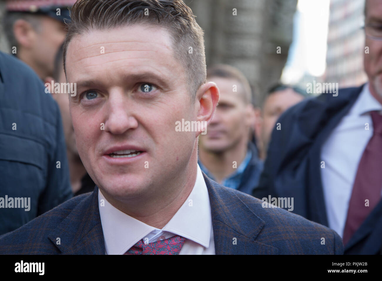 London, GB, 23. Oktober 2018 Rechtsextreme Galionsfigur Tommy Robinson, realen Namen Stephen Yaxley-Lennon verlässt die Old Bailey. Ein Richter wird wiederholt ex-English Defence League leader Tommy Robinson für Missachtung des Gerichts hat der Fall nach oben juristischen Berater der Regierung bezeichnet. Stockfoto