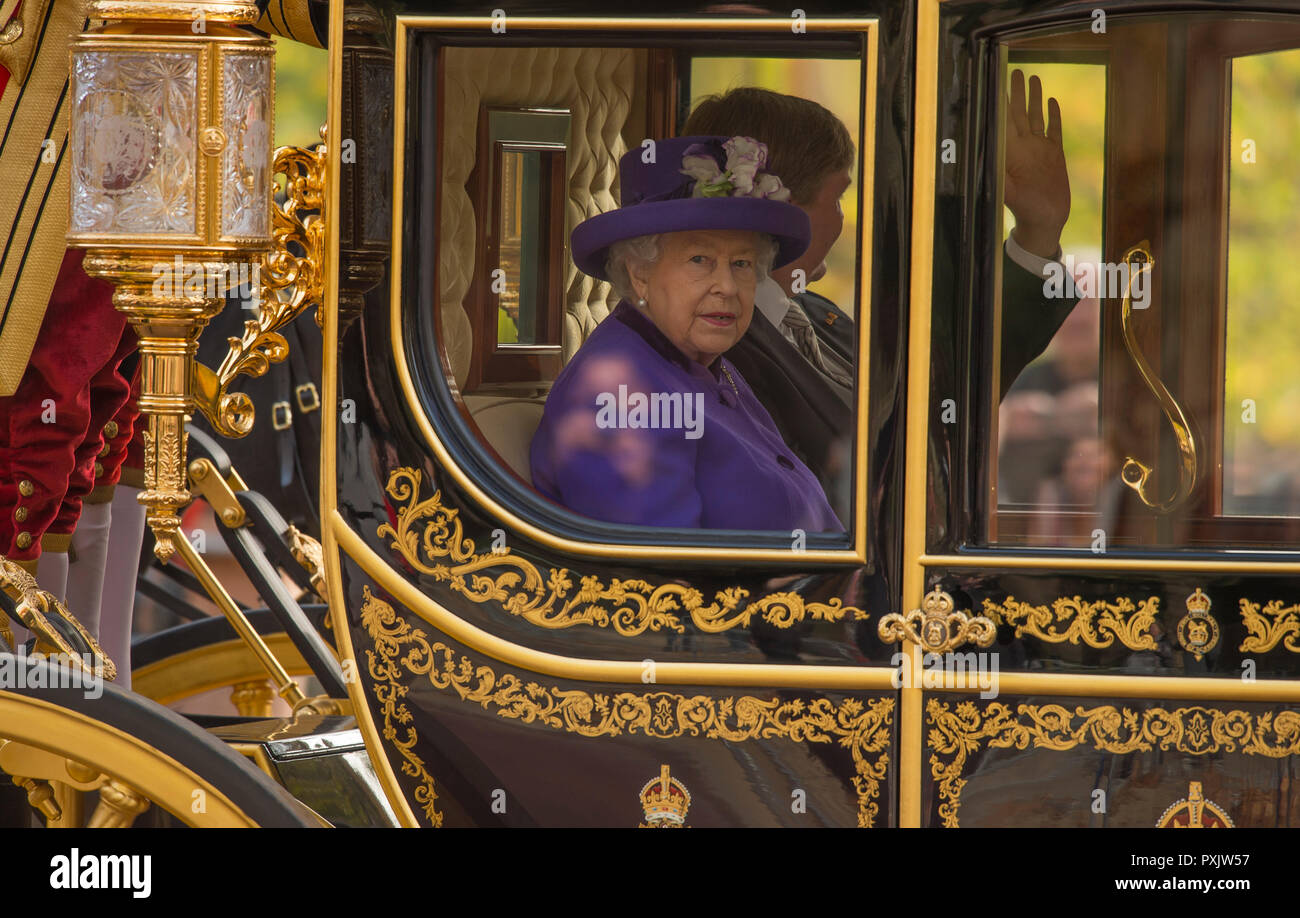 Die Mall, London, UK. 23. Oktober, 2018. Der König und die Königin der Niederlande, begleitet von der Königin und Prinz Charles, der Buckingham Palace, die von den souveränen Escort begleitet, mit zwei Standards, die von der Household Cavalry Regiment im Herbst Sonne montiert. Credit: Malcolm Park/Alamy Leben Nachrichten. Stockfoto