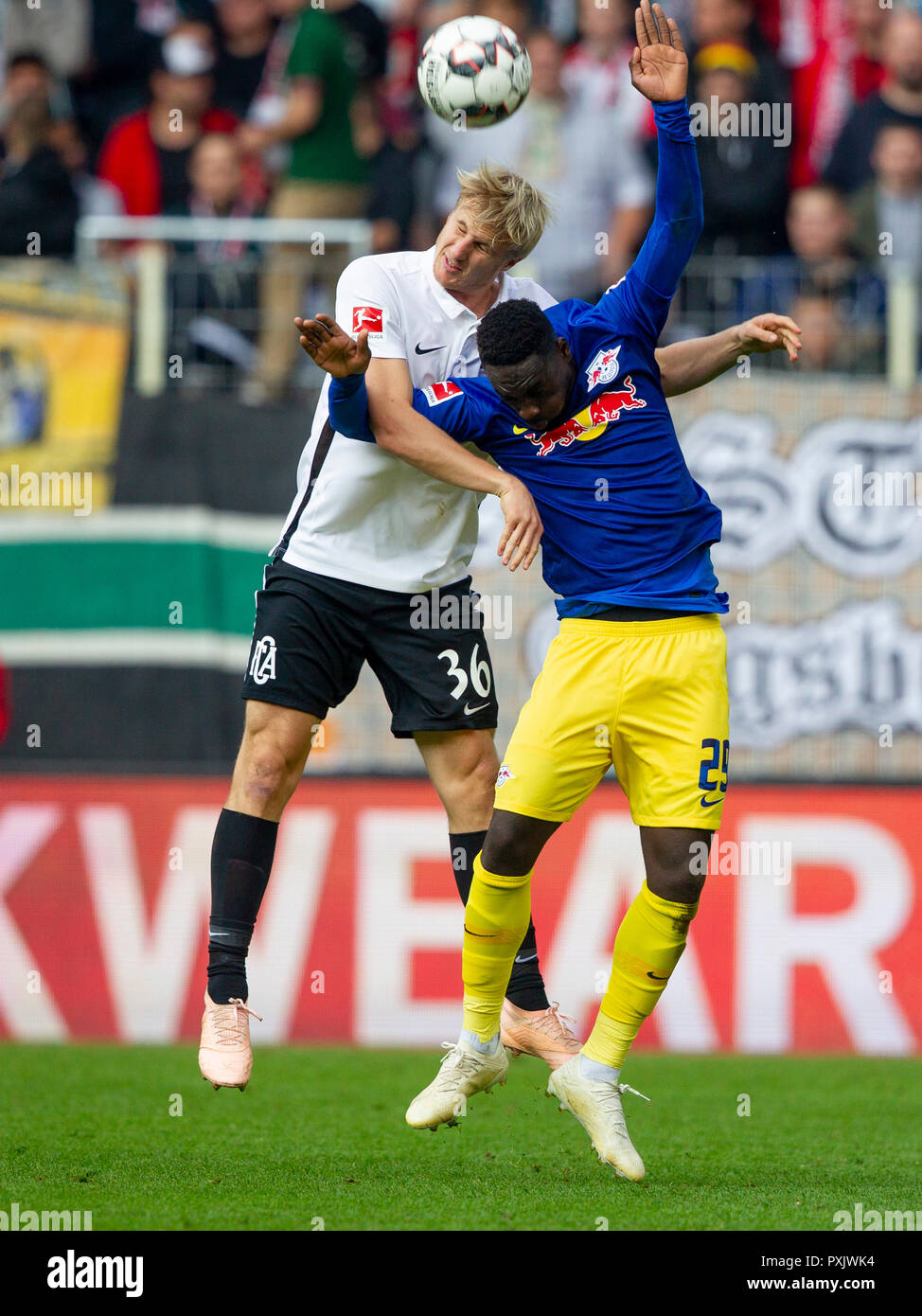 Martin HINTEREGGER (Nr. 36, A) in der Kopfzeile Duell mit Jean-Kevin AUGUSTIN (Nr. 29, L). Fußball, FC Augsburg (A)-RB Leipzig (L) 0:0, Bundesliga, 8.Spieltag, Saison 2018/2019, 20.10.2018 in Augsburg/WWKARENA/Deutschland. Anmerkung der Redaktion: DFL Regelungen die Verwendung von Fotografien als Bildsequenzen und/oder quasi-Video zu verbieten. € | Nutzung weltweit Stockfoto