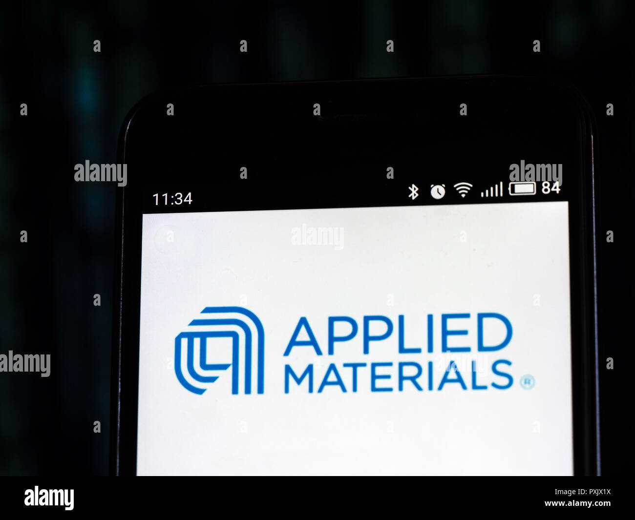 Kiew, Ukraine. 30 Sep, 2018. Applied Materials, Inc.-Logo gesehen auf Smart Phone angezeigt. Applied Materials, Inc. ist ein amerikanisches Unternehmen, das Anlagen, Dienstleistungen und Software liefert die Herstellung von Halbleiterchips für Elektronik, Flachbildschirmen für Computer, Smartphones und Fernseher zu ermöglichen, und solar Produkte. Quelle: Igor Golovniov/SOPA Images/ZUMA Draht/Alamy leben Nachrichten Stockfoto