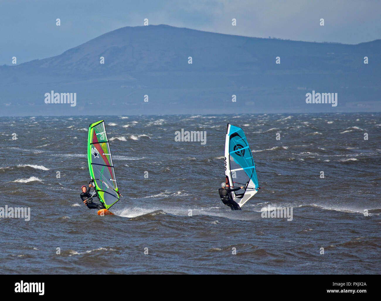 Gullane, East Lothian, Schottland, Großbritannien, 23. Okt. 2018 UK Wetter, 14 Grad mit Sonnenschein und Wind von 44 km/h und Böen von 57 km/h, Windsurfer waren die Vorteile der windigen Bedingungen Stockfoto