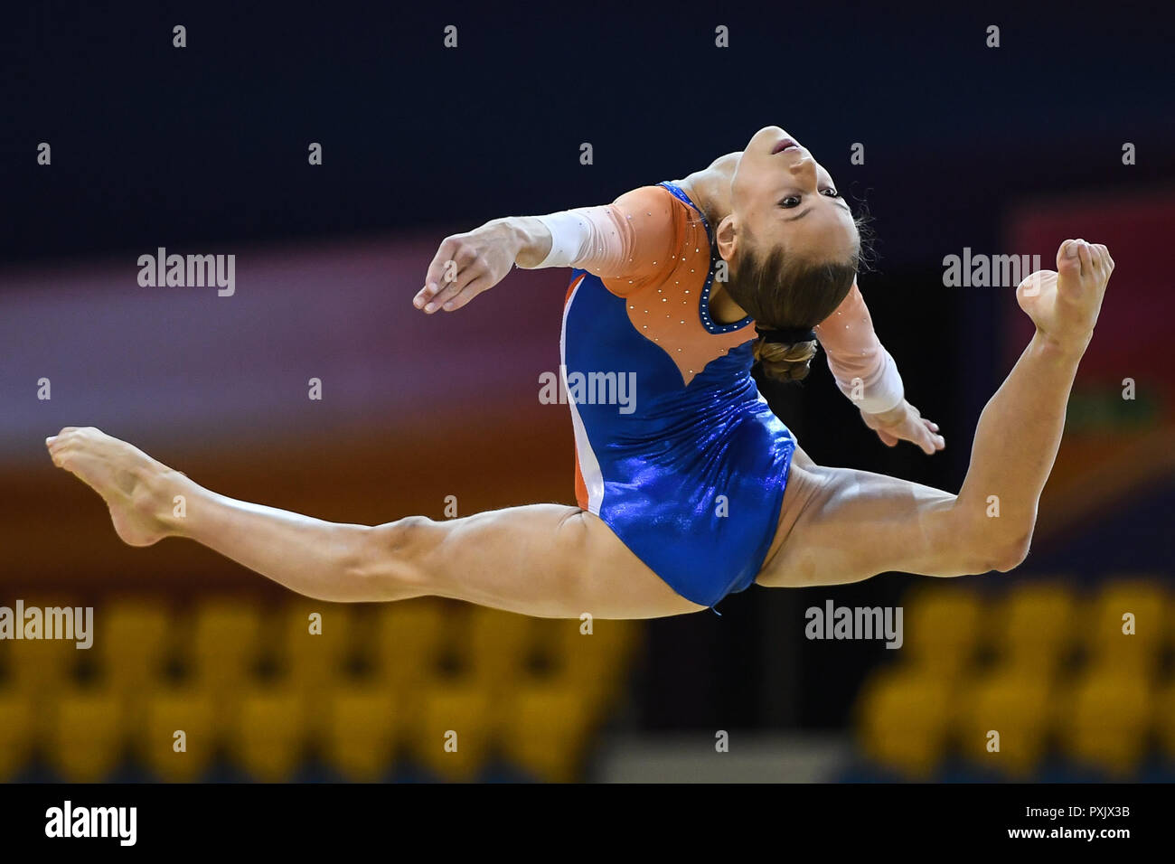 Doha, Katar. 23 Okt, 2018. NAOMI VISSER aus den Niederlanden Praktiken auf dem Boden Übung während des ersten Tages der podium Training vor dem Wettbewerb auf dem Aspire Dome in Doha, Katar. Credit: Amy Sanderson/ZUMA Draht/Alamy leben Nachrichten Stockfoto