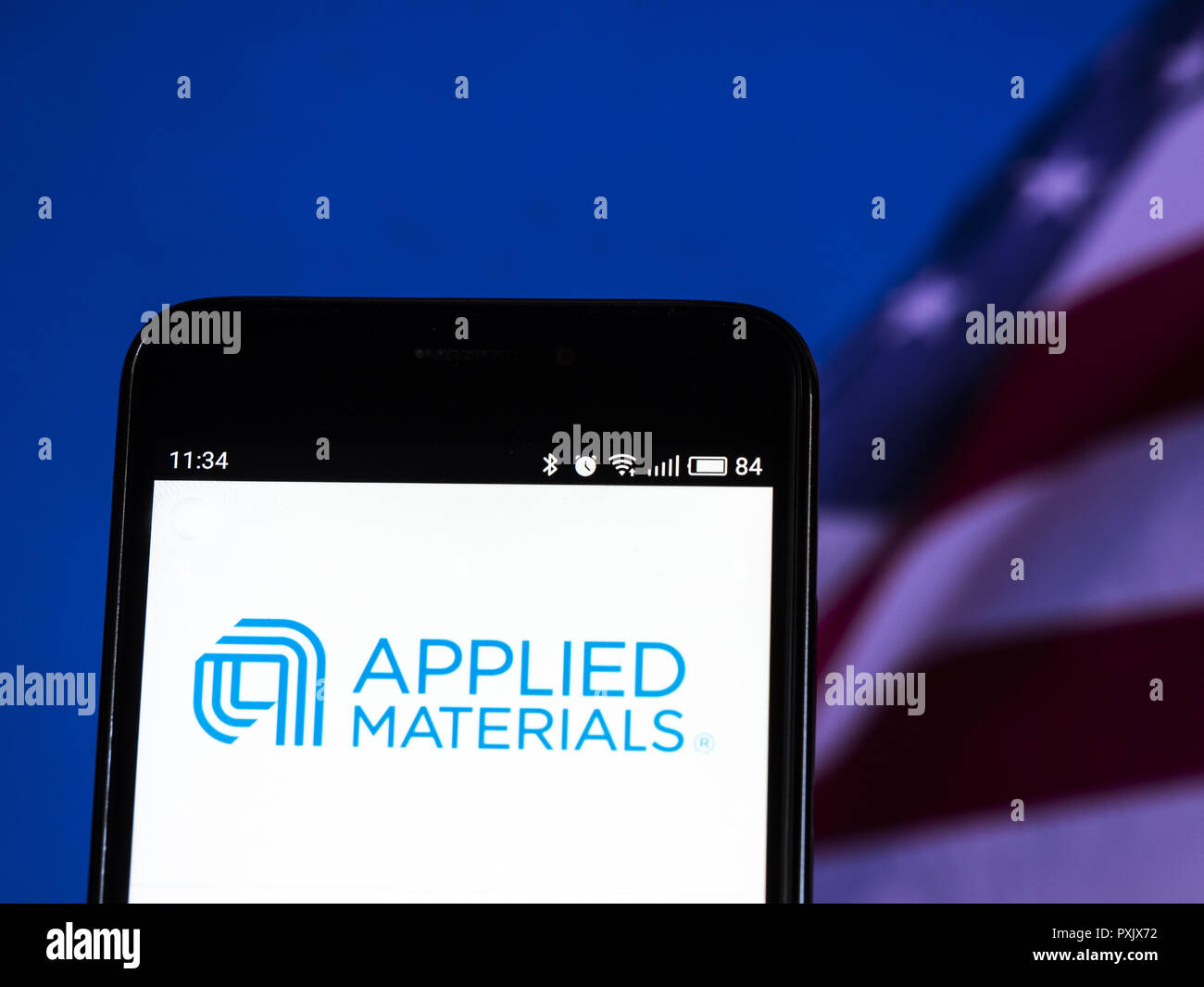 Kiew, Ukraine. 30 Sep, 2018. Applied Materials, Inc.-Logo gesehen auf Smart Phone angezeigt. Applied Materials, Inc. ist ein amerikanisches Unternehmen, das Anlagen, Dienstleistungen und Software liefert die Herstellung von Halbleiterchips für Elektronik, Flachbildschirmen für Computer, Smartphones und Fernseher zu ermöglichen, und solar Produkte. Quelle: Igor Golovniov/SOPA Images/ZUMA Draht/Alamy leben Nachrichten Stockfoto