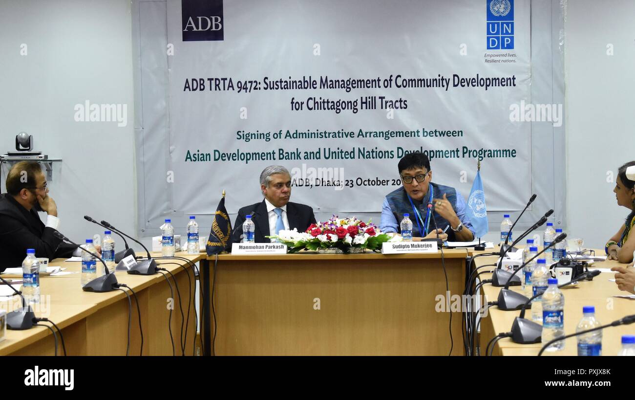 Dhaka. 23 Okt, 2018. UNDP Bangladesch Land Direktor Coboldt Mukerjee (R) spricht bei einer feierlichen Vertragsunterzeichnung in Dhaka, Bangladesch, Okt. 23, 2018. Die Asian Development Bank (ADB) und dem UN-Entwicklungsprogramm (UNDP) unterzeichnet eine Verwaltungsvereinbarung Dienstag, nachhaltige Bewirtschaftung der gemeinschaftlichen Entwicklungspolitik im südlichen Teil von Bangladesch in der Chattogram Hill Tracts (CHT) zu fördern. Quelle: Xinhua/Alamy leben Nachrichten Stockfoto