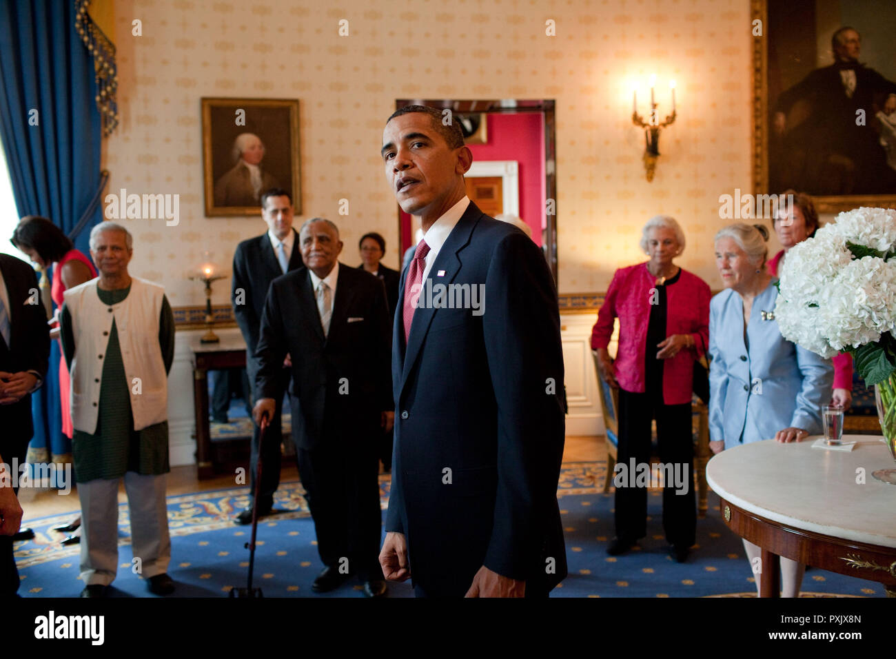 *** Foto *** Sandra Day O'Connor enthüllt Schlacht mit DementiaWashington, DC - August 12, 2009 -- USA-Präsident Barack Obama wartet im Blue Room des Weißen Hauses für den Start einer Ost Zimmer Feierlichkeiten bis 16 Personen die Presidential Medal of Freedom, 12. August 2009 vorlegen. Im Hintergrund stehend, von links, Presidential Medal of Freedom Empfänger; Muhammad Yunus, Stuart Milch, Neffe des getöteten San Francisco Stadtrat Harvey Milk, Pfr. Joseph Lowery, Richter des Obersten Gerichtshofs Sandra Day O'Connor, Dr. Janet Davison Rowley, und ehemalige Präsidentin von Irland, Mary Robinson Stockfoto