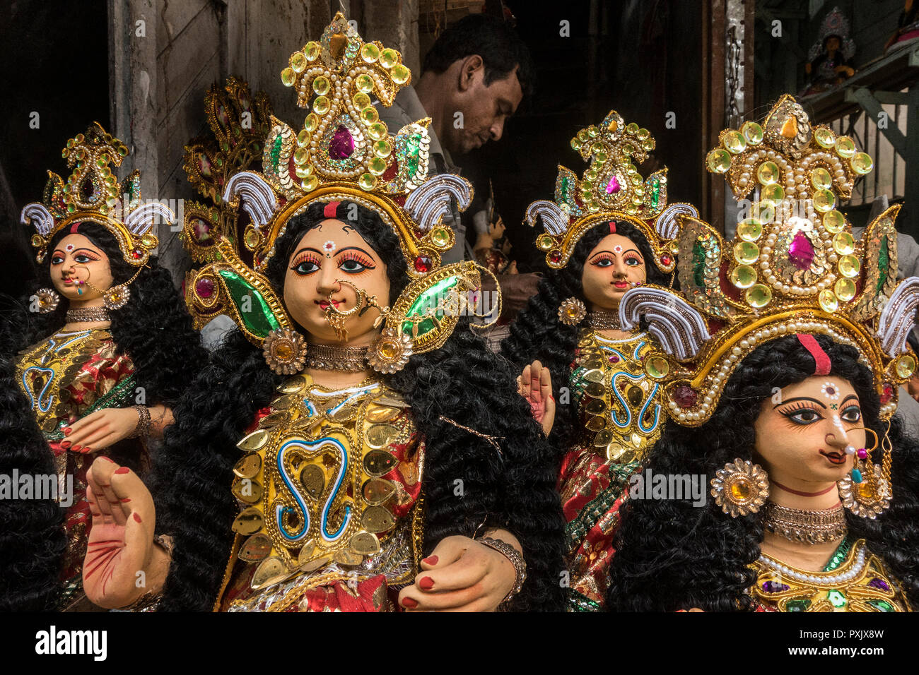 Kolkata. 23 Okt, 2018. Ein Künstler gibt letzten Schliff für die Lehm Idol der Göttin Lakshmi am Vorabend der Lakshmi Puja Festival in Kumartuli in Kolkata, Indien am Okt. 23, 2018. Credit: tumpa Mondal/Xinhua/Alamy leben Nachrichten Stockfoto