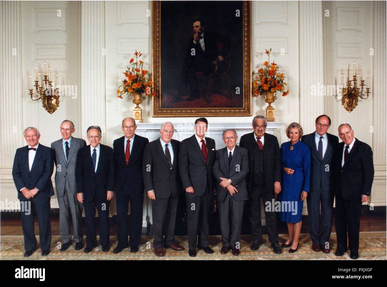 Die United States Supreme Court Justices pose mit US-Präsident Ronald Reagan bei einem Empfang für die Gerechtigkeit im Staat Speisesaal des Weißen Hauses in Washington, DC am 1. Oktober 1985. Von links nach rechts: Gerechtigkeit John Paul Stevens links; Gerechtigkeit Lewis F. Powell, Jr.; Justiz Harry A. Blackmun; Justiz Byron R. Weiß; Chief Justice Warren E. Burger; Präsident Reagan; Gerechtigkeit William J. Brennan; Justiz Thurgood Marshall; Gerechtigkeit Sandra Day O'Connor; Richter William H. Rehnquist; und Gerechtigkeit Potter Stewart.Mandatory Credit: Terry Arthur - White House über CNP | Verwendung weltweit Stockfoto