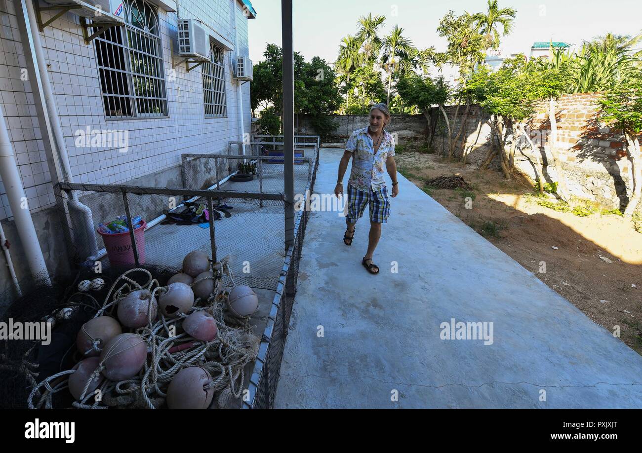 (181023) - HAIKOU, Oktober 23, 2018 (Xinhua) - kanadische Craig Anderson Spaziergänge durch die Wertstoffe im Eco - Nachhaltigkeit Service Center der West Insel in Sanya, South China Hainan Provinz, Sept. 19, 2018. Anderson kam im Februar an der West Island, bewohnt von rund 4.000 Personen. Einheimische angesehen Anderson als eine Art Schnitzeljagd, als er das erste Mal hier war, als er um den Strand fast jeden Tag wanderte, Treibholz, Plastikflaschen, zerbrochene Gläser, und rostige Stück Eisen. Die Zeit verging, und die Einheimischen klar, dass Anderson ist ein Künstler, der sich selbst widmet sich in environme Stockfoto