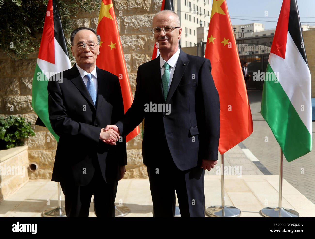 Ramallah, West Bank, Palästina. 23 Okt, 2018. Dem palästinensischen Ministerpräsidenten Rami Hamdallah begrüßt chinesische Vizepräsident Wang Qishan rezension Ehrengarde in der West Bank Stadt Ramallah, am 23. Oktober 2018 Credit: Shadi Hatem/APA-Images/ZUMA Draht/Alamy leben Nachrichten Stockfoto