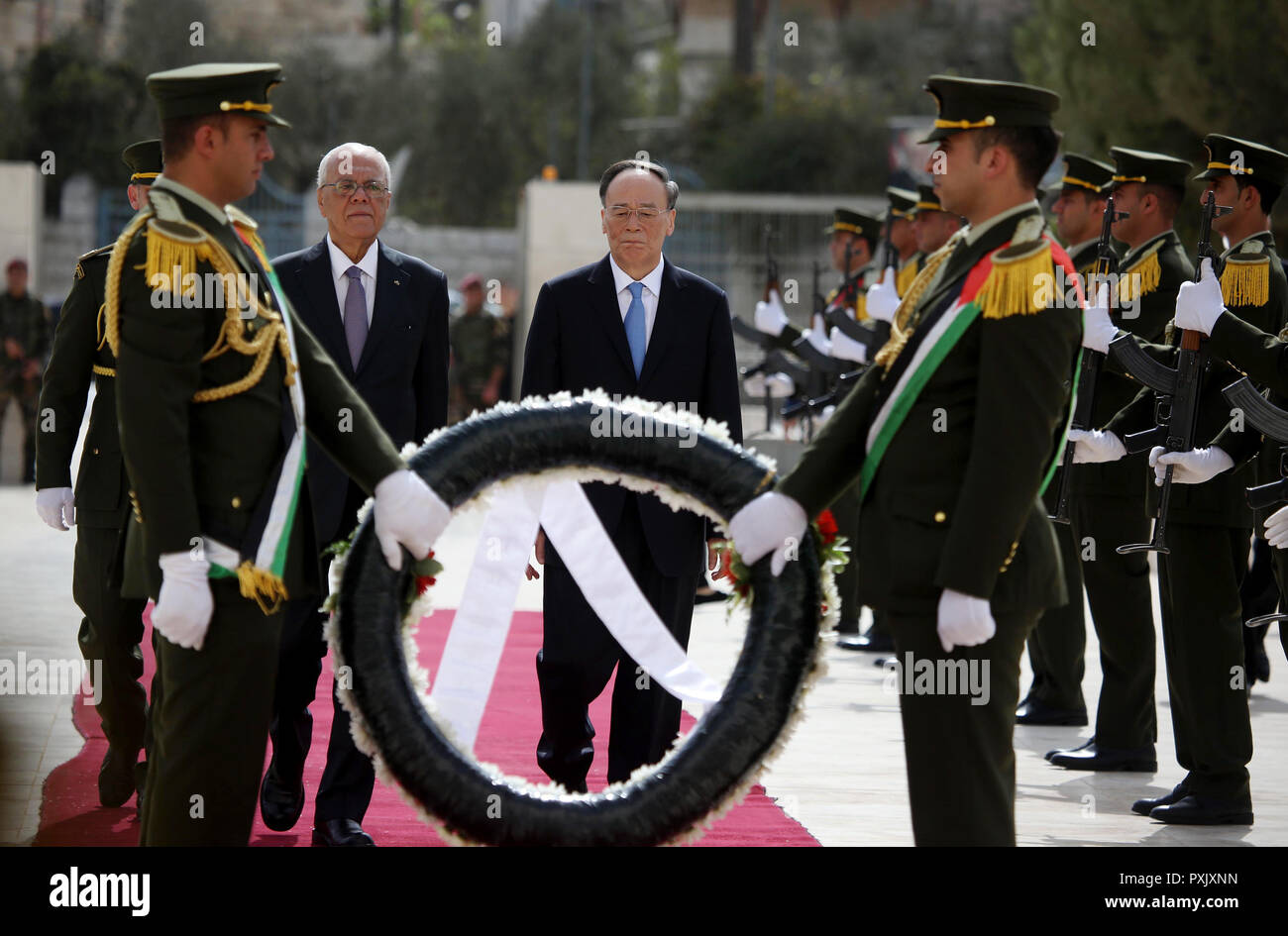 Ramallah, West Bank, Palästina. 23 Okt, 2018. Generalsekretär die palästinensische Präsidentschaft Tayeb Abdul Rahim empfang Chinas Vizepräsident Wang Qishan am späten Palästinenserführer Jassir Arafat Grab in der West Bank Stadt Ramallah, am 23. Oktober 2018 Credit: Shadi Hatem/APA-Images/ZUMA Draht/Alamy leben Nachrichten Stockfoto