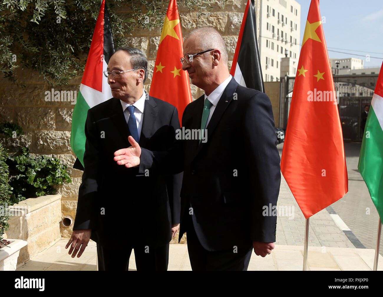 Ramallah, West Bank, Palästina. 23 Okt, 2018. Dem palästinensischen Ministerpräsidenten Rami Hamdallah und der chinesische Vizepräsident Wang Qishan rezension Ehrengarde in der West Bank Stadt Ramallah, am 23. Oktober 2018 Credit: Shadi Hatem/APA-Images/ZUMA Draht/Alamy leben Nachrichten Stockfoto