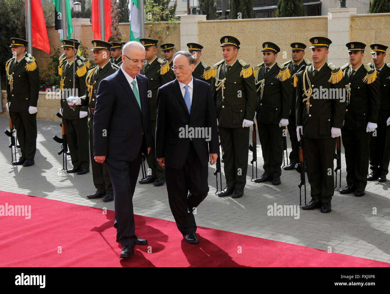 Ramallah, West Bank, Palästina. 23 Okt, 2018. Dem palästinensischen Ministerpräsidenten Rami Hamdallah begrüßt chinesische Vizepräsident Wang Qishan rezension Ehrengarde in der West Bank Stadt Ramallah, am 23. Oktober 2018 Credit: Shadi Hatem/APA-Images/ZUMA Draht/Alamy leben Nachrichten Stockfoto