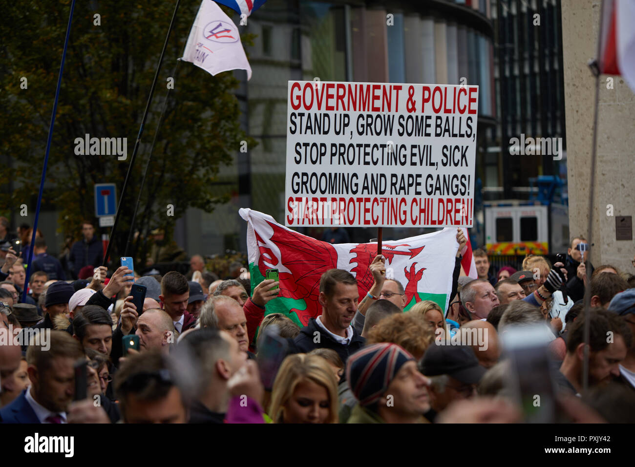 London, Großbritannien. 23. Okt 2018. Ein Plakat hat sich durch ein Verfechter von Tommy Robinson außerhalb des Old Bailey. Credit: Kevin J. Frost-/Alamy leben Nachrichten Stockfoto