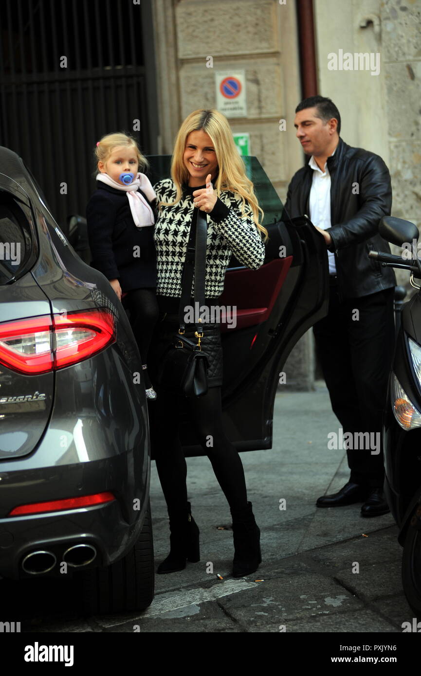 Mailand, Michelle Hunziker und Tochter kommen aus dem restaurant Michelle Hunziker mit wenig Celeste in ihren Armen, nach dem Mittagessen verlässt sie den Restaurant und sie ist die Heimat von ihren Treiber genommen. Stockfoto