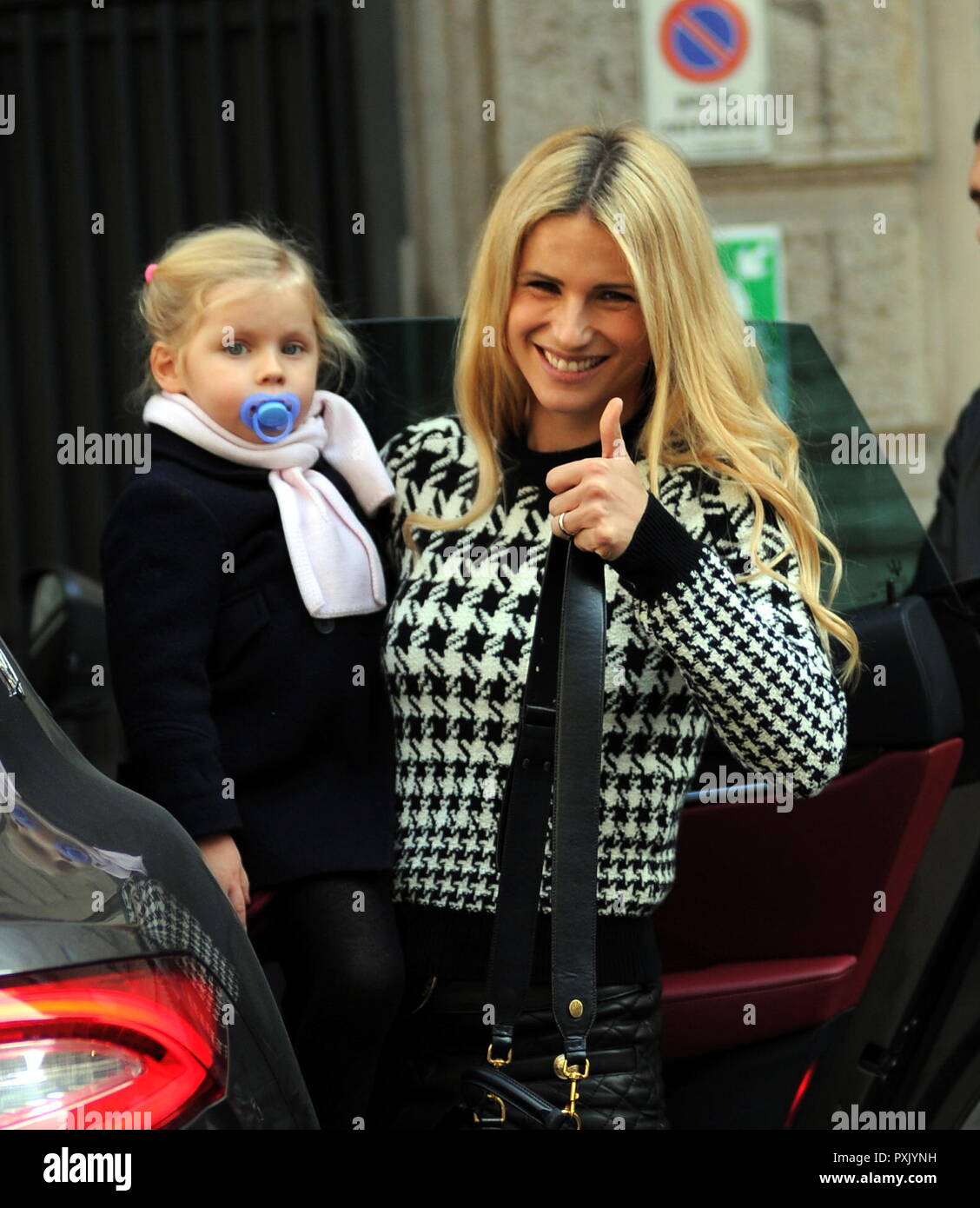 Mailand, Michelle Hunziker und Tochter kommen aus dem restaurant Michelle Hunziker mit wenig Celeste in ihren Armen, nach dem Mittagessen verlässt sie den Restaurant und sie ist die Heimat von ihren Treiber genommen. Stockfoto