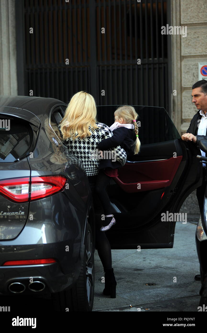 Mailand, Michelle Hunziker und Tochter kommen aus dem restaurant Michelle Hunziker mit wenig Celeste in ihren Armen, nach dem Mittagessen verlässt sie den Restaurant und sie ist die Heimat von ihren Treiber genommen. Stockfoto
