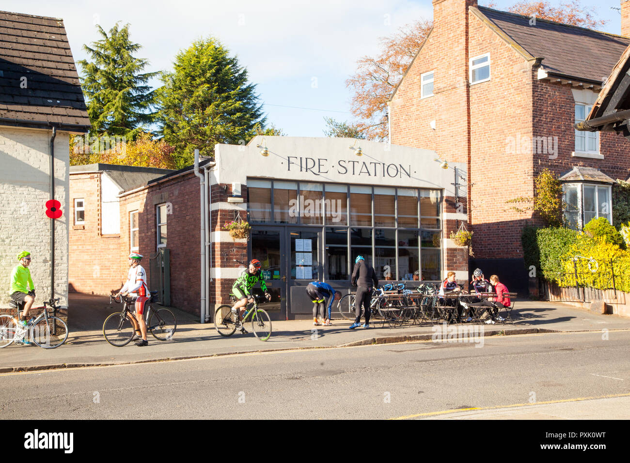 Radfahrer gestoppt für Essen und Trinken an der alten Feuerwache Café im Malpas Cheshire an einem Wochenende mit dem Fahrrad Stockfoto