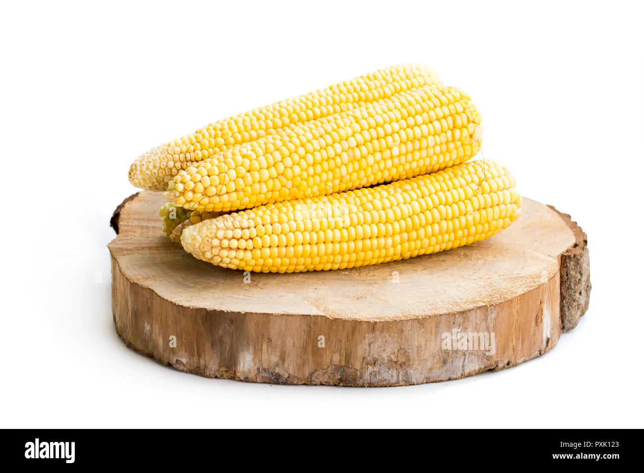 Frischer Mais isoliert auf weißem Stockfoto