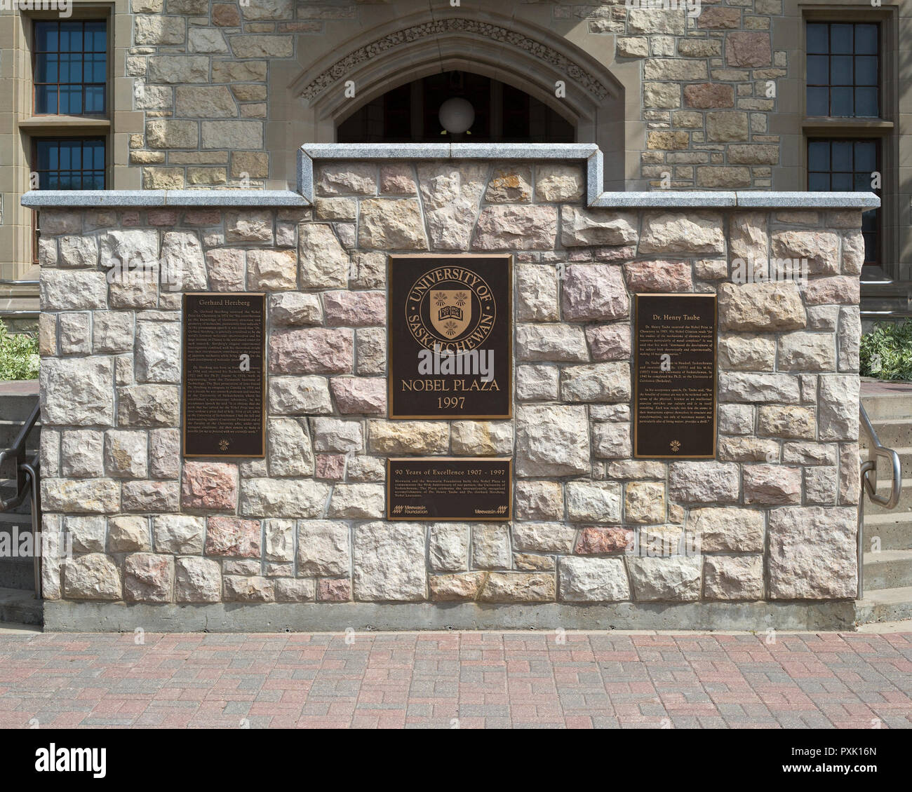 Nobel Plaza auf dem Campus der University of Saskatchewan, der dafür benannt wurde, dass die Menschen aus dem U of S Nobelpreise gewinnen konnten, Gerhard Herzberg und Henry Taube. Stockfoto