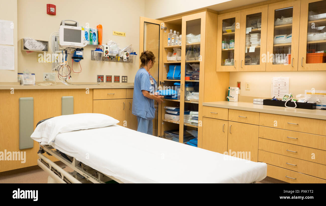 Der notaufnahme Krankenschwester stocks ein Kabinett mit Trauma versorgt. Stockfoto