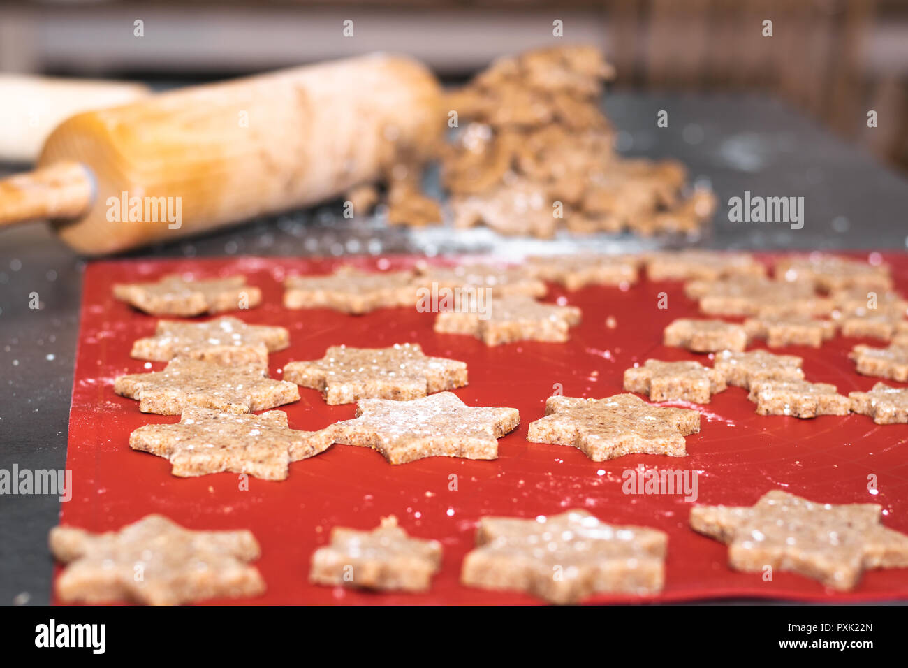 Sternförmige zimt Weihnachtsplätzchen sind bereit für den Ofen und im 