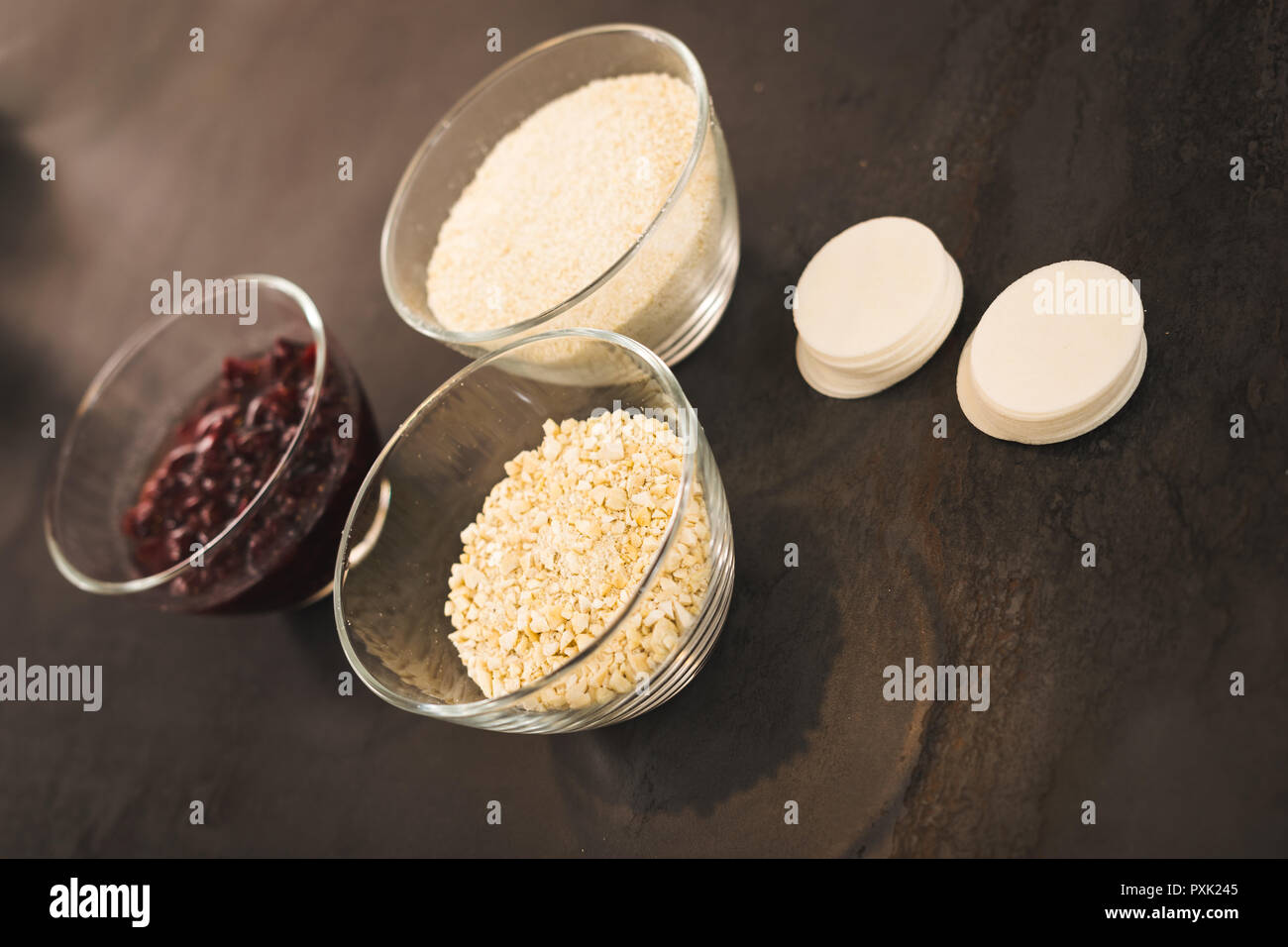 Zutaten für cranberry Makronen: Cranberry cashew Haselnuss und Wafer. Stockfoto