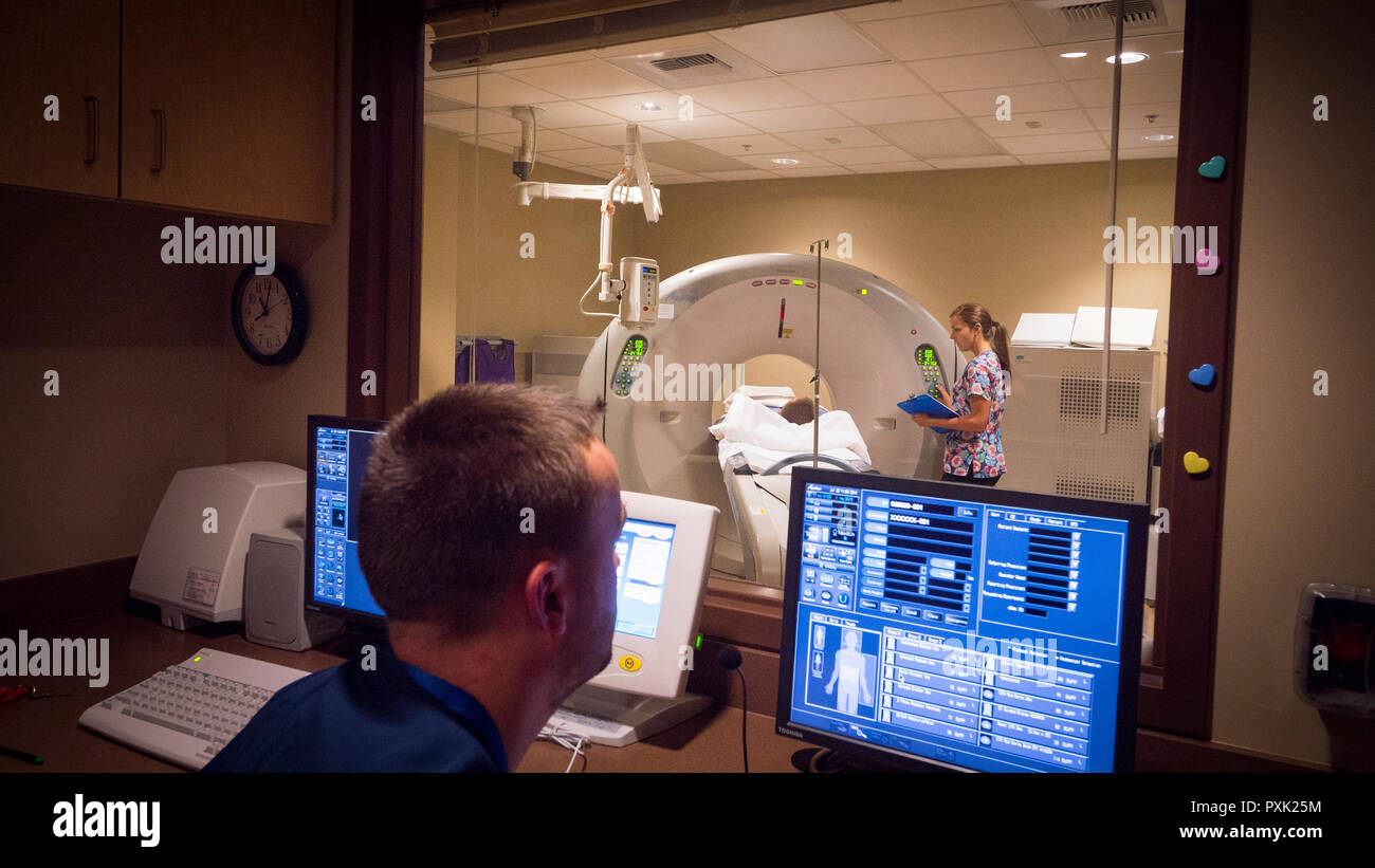 Kernspintomographie - MRT-Zentrums in einem öffentlichen Krankenhaus. Hinweis: "Patient" ist ein Krankenhaus Mitarbeiter und nicht eine tatsächliche Patienten. Stockfoto