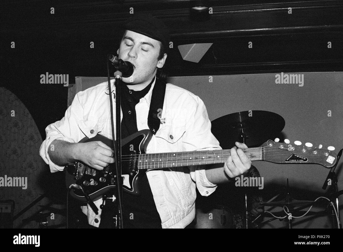 Dan Treacy, Sänger und Gitarrist der Post-Punk-Band Fernsehen Persönlichkeiten bei Esquires, Bedford, Großbritannien, 1990. Stockfoto