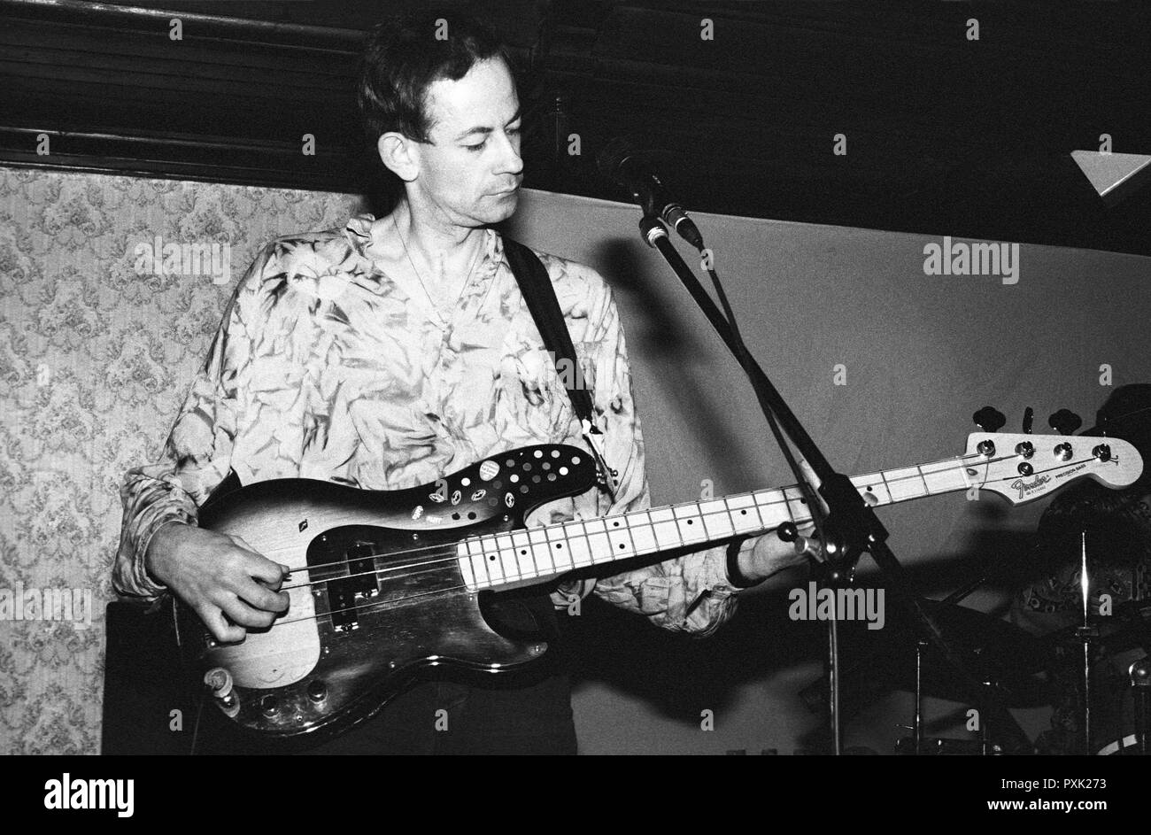Jowe Head, Bassgitarrist der Post-Punk-Band Fernsehen Persönlichkeiten bei Esquires, Bedford, Großbritannien, 1990. Stockfoto