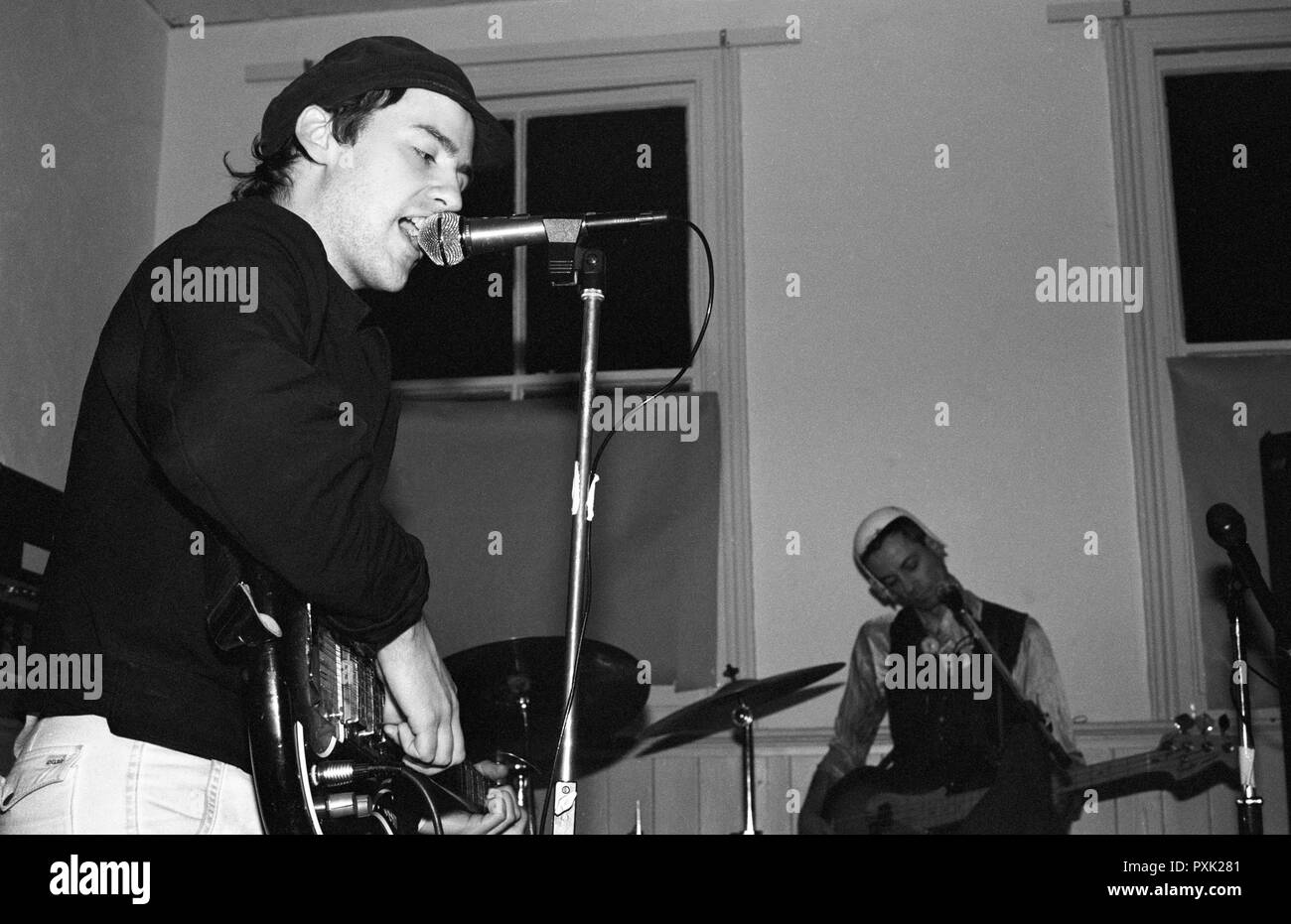 Dan Treacy und Jowe Head der Post-Punk-Band Television Personalities bei The Horse and Groom, Bedford, Großbritannien, Oktober 17th 1987. Stockfoto