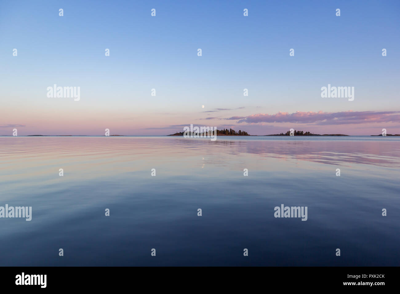 Sonnenuntergang Himmel Wasserspiegelung Foto Ladogasee in Karelien Russland Mond Bild Landschaft Stockfoto