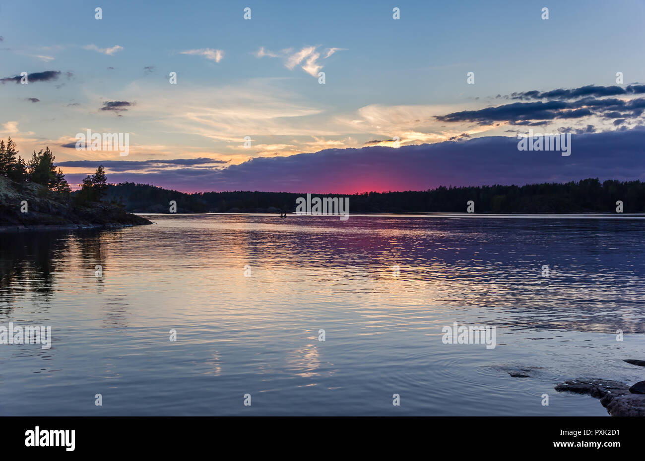 Sonnenuntergang Himmel Wasserspiegelung Foto Ladogasee in Karelien Russland farbige Landschaft Stockfoto