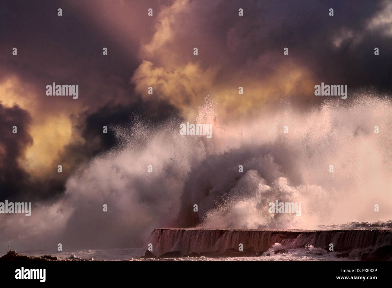 Grossen Sturm wave gegen Leuchtturm von Vila do Conde, nördlich von Portugal (enhanced Himmel) Stockfoto