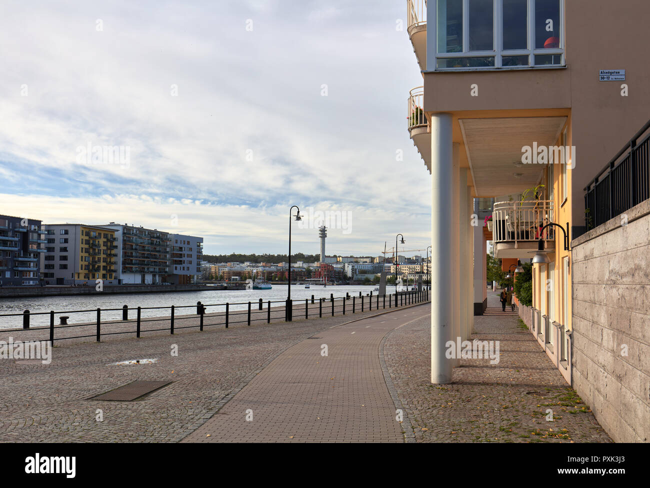 Morgen Blick auf eine Straße entlang Hammarby Meer in Södermalm, Stockholm, Schweden Stockfoto
