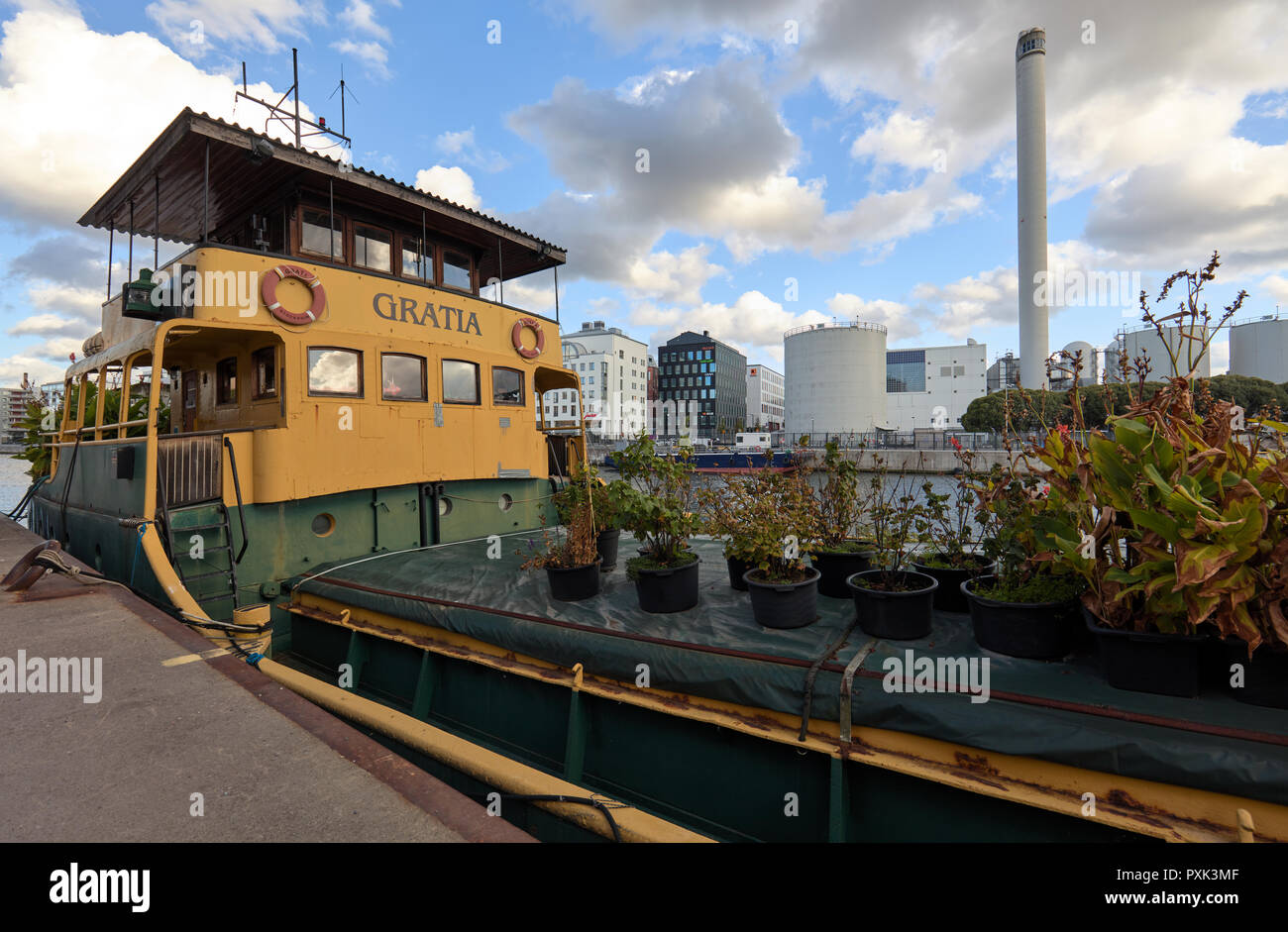 Alte privat Boot Gratia mit vielen Pflanzen, in der Nähe von Skanstull, Stockholm, Schweden Stockfoto