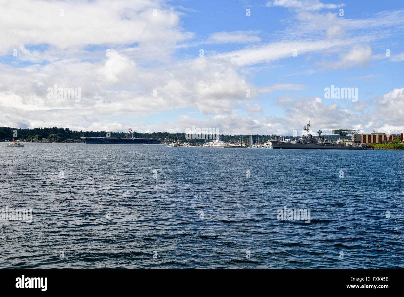 BREMERTON, Washington (1. Juni 2017) Die Flugzeugträger USS Nimitz (CVN 68) fährt vom Puget Sound Naval Shipyard in der Nähe des Museums Schiff Turner Joy. Der Nimitz ist ein Teil der Nimitz Carrier Strike Group und ist Abfahrt in regelmäßigen Bereitstellung zu den westlichen Pazifik und im Indischen Ozean. Stockfoto