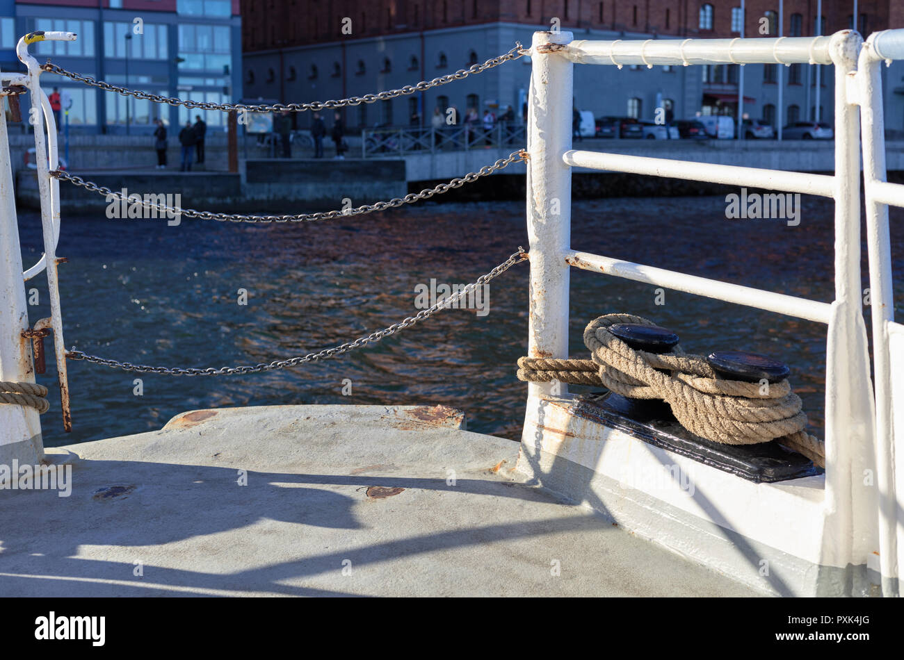 Alte pendlerpauschale Boot an einem Pier in Saltsjökvarn, Stockholm ankommen, zum Rückgang der Passagiere nehmen und Stockfoto