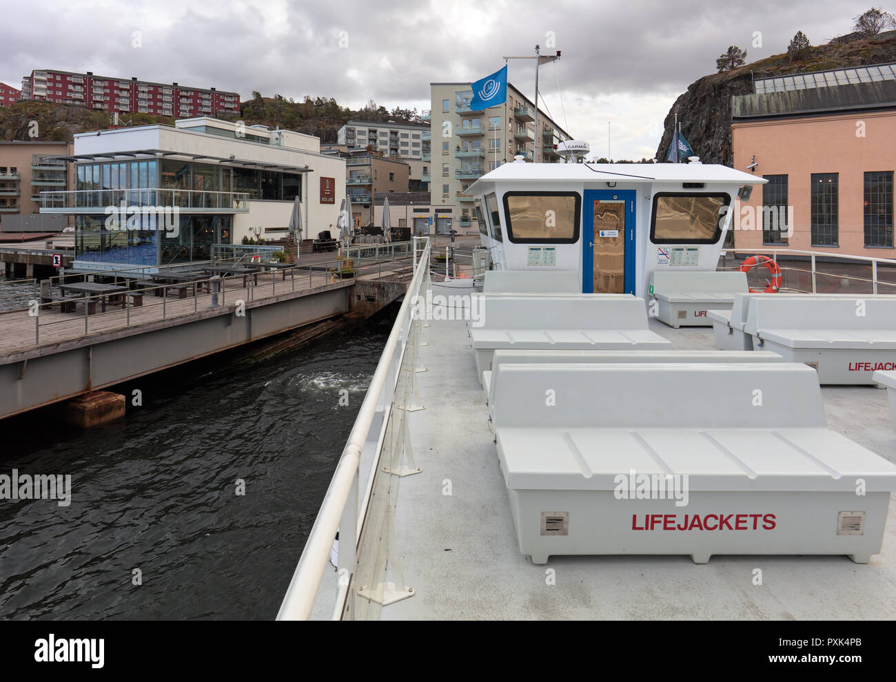 Elektrischer Antrieb Pendler Boot nähert sich einem Pier in Finnboda, Stockholm, Schweden Stockfoto