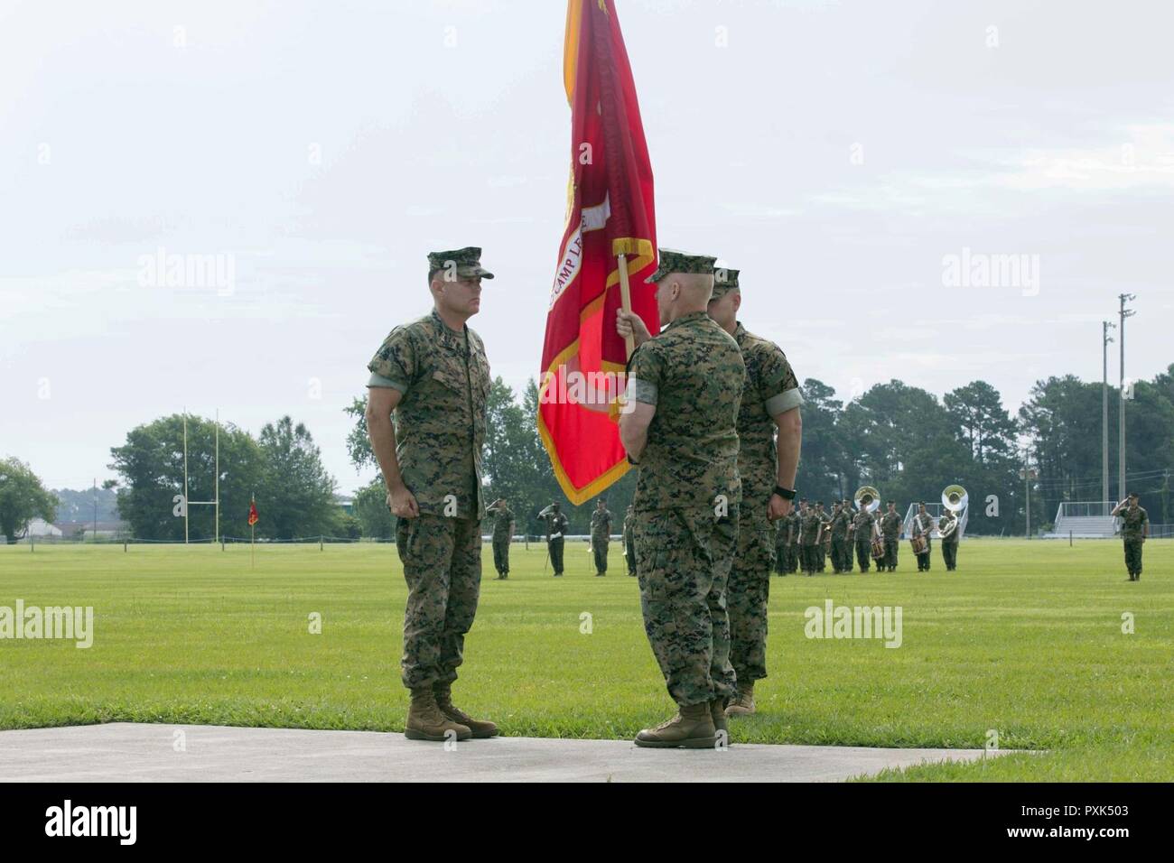 Us Marine Corps Brig. Gen. Thomas D. Weidley, rechts, Kommandierender General, Marine Corps Installationen Osten (MCIEAST), Marine Corps Base Camp Lejeune (MCB CAMLEJ), präsentiert die Farben zu oberst Michael L. während der MCIEAST Scalise, MCB CAMLEJ, Ändern des Befehls Zeremonie, William Pendleton Thompson Hügel Gebiet, 2. Juni 2017. Die Änderung des Befehls formal übertragen werden Behörden und Zuständigkeiten der MCIEAST von Brig. Gen. Thomas D. Weidley zu oberst Michael L. Scalise. Stockfoto