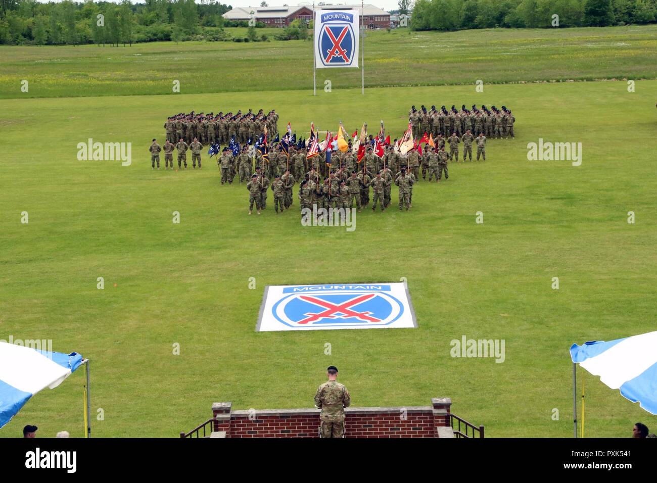 Der 1. Brigade Combat Team des 10 Mountain Division hielt eine Änderung der Befehl Zeremonie am 2. Juni auf Sexton Feld in Fort Drum. Kommandant des 10 Mountain Division Maj. Allgemeines Walter Piatt den Vorsitz über eine Zeremonie, wo Oberst Scott Naumann gab das Kommando über die Brigade zu oberst Shane Morgan. Stockfoto