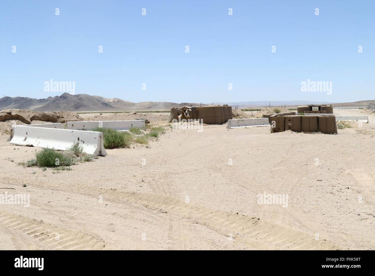 Für die Konzernzentrale, 150 Techniker Bataillon, Mississippi Army National Guard, Kommunikation beginnt an der Einlasskontrolle. Soldaten sind bereit, eine Person oder ein anderes Fahrzeug nähert sich diesem Punkt zu stoppen. Foto 1. Juni 2017, am National Training Center. (Mississippi Stockfoto