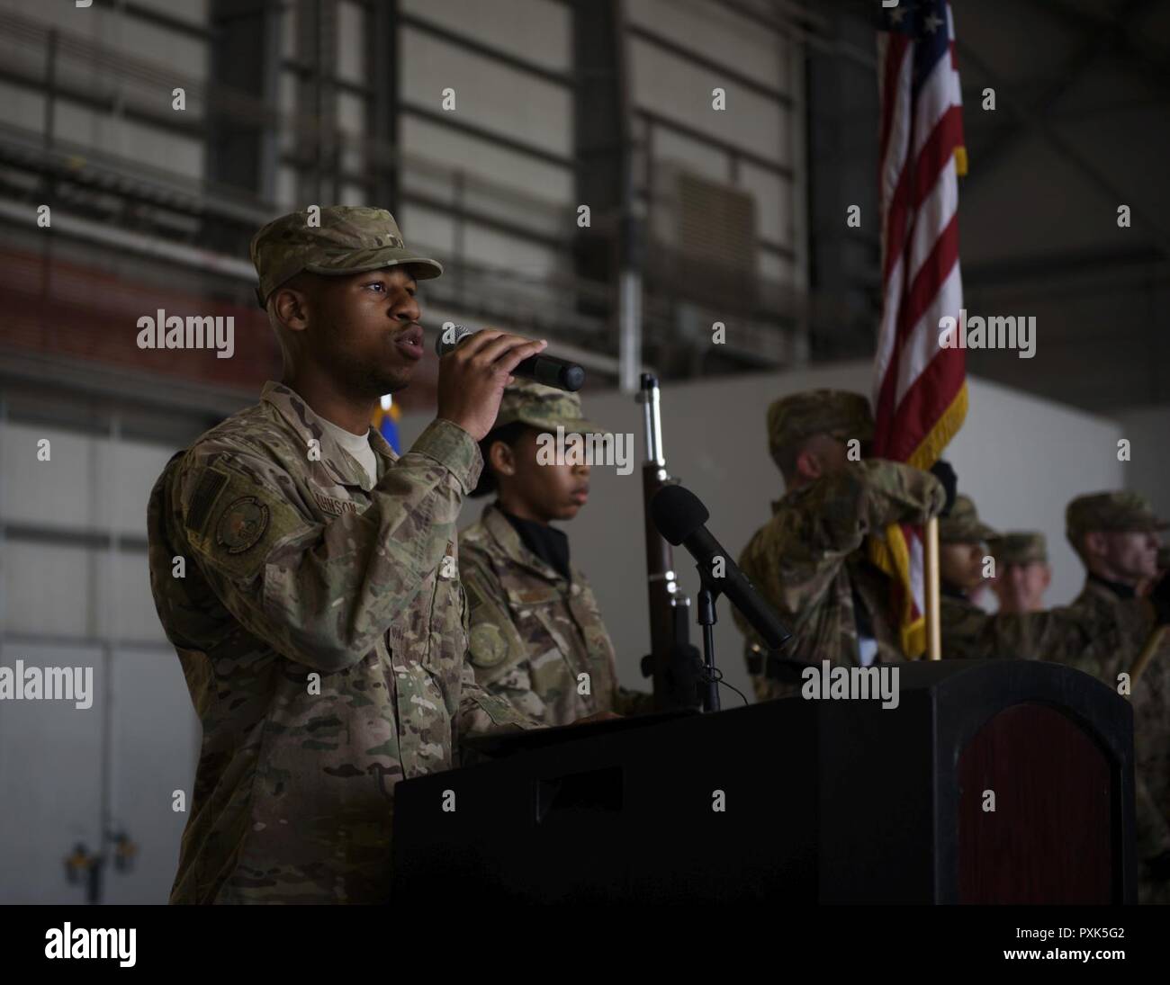 Senior Airman Calvin Johnson, 455Th Expeditionary Sicherheitskräfte Squadron, singt die Nationalhymne beim Befehl Zeremonie am Flughafen Bagram, Afghanistan, 3. Juni 2017. Während der Zeremonie, Brig. Gen. Jim Sears Befehl verzichtet der 455th Air Expeditionary Wing nach Brig. Gen. Craig Bäcker. Stockfoto