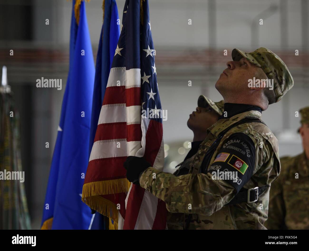 Bagram Ehrengarde Mitglieder der Amerikanischen und der US Air Force Flagge bei einem Befehl Zeremonie am Flughafen Bagram, Afghanistan, 3. Juni 2017. Während der Zeremonie, Brig. Gen. Jim Sears Befehl verzichtet der 455th Air Expeditionary Wing nach Brig. Gen. Craig Bäcker. Stockfoto