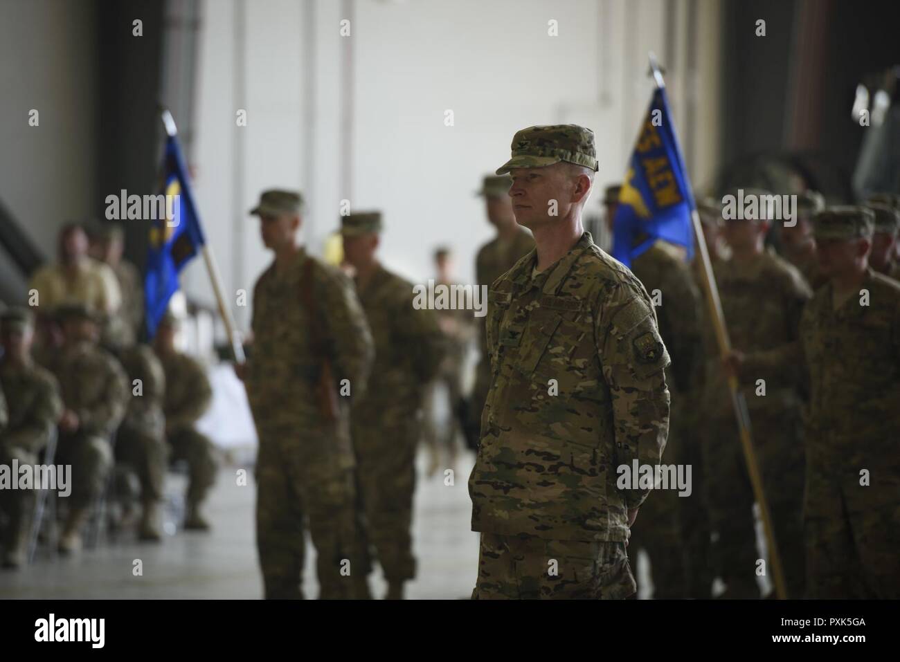 Colonel William Burks, die 455Th Air Expeditionary Wing stellvertretender Kommandeur, steht in der Ausbildung bei einem Befehl Zeremonie am Flughafen Bagram, Afghanistan, 3. Juni 2017. Flughafen Bagram begrüßte die neuen Kommandanten, Brig. Gen. Craig Bäcker. Stockfoto