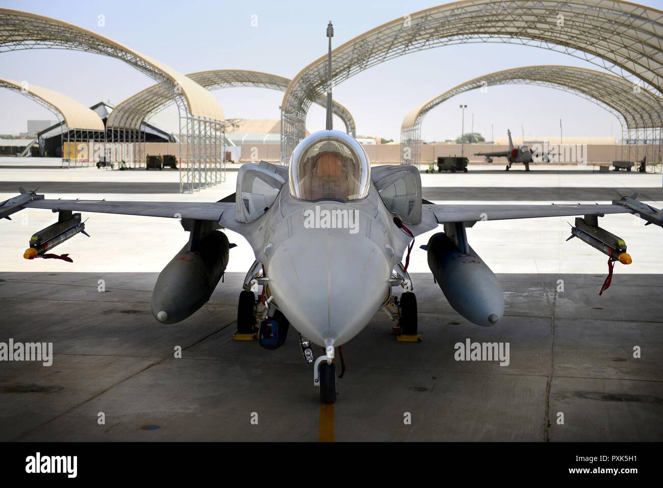 Polish Air Force F-16 Fighting aircraft Falken sitzt auf der Flightline am 407 Air Expeditionary Gruppe am 1. Juni 2017. Vor kurzem hat die polnische Luftwaffe überschritten 1500 Bekämpfung der Flugstunden zur Unterstützung der Operation inhärenten Entschlossenheit im Kampf gegen ISIS. Stockfoto