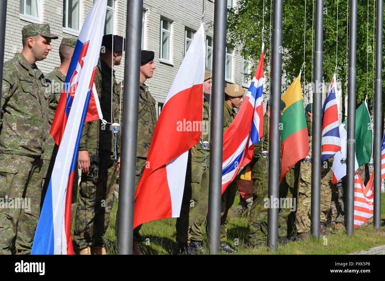 ADAZI, Lettland - Mehrere Nationen stehen gemeinsam für die Sabre Streik Eröffnung Adazi Militärbasis, Lettland, 3. Juni 20127. Die acht Nationen an der Veranstaltung teilnehmen, sind die Slowakei, Polen, Norwegen, Litauen, Großbritannien, Italien, den USA und dem Gastgeberland Lettland. Sabre Streik ist ein US-Army Europe-geführten Multinationalen Kräfte kombiniert, Übung, die jährlich in der baltischen Region. Dies ist der siebte Jahr Sabre Streik in Effekt ist und 20 Nationen beteiligen sich an der Veranstaltung, über die Grenzen von Estland, Lettland, Litauen und Polen. Stockfoto