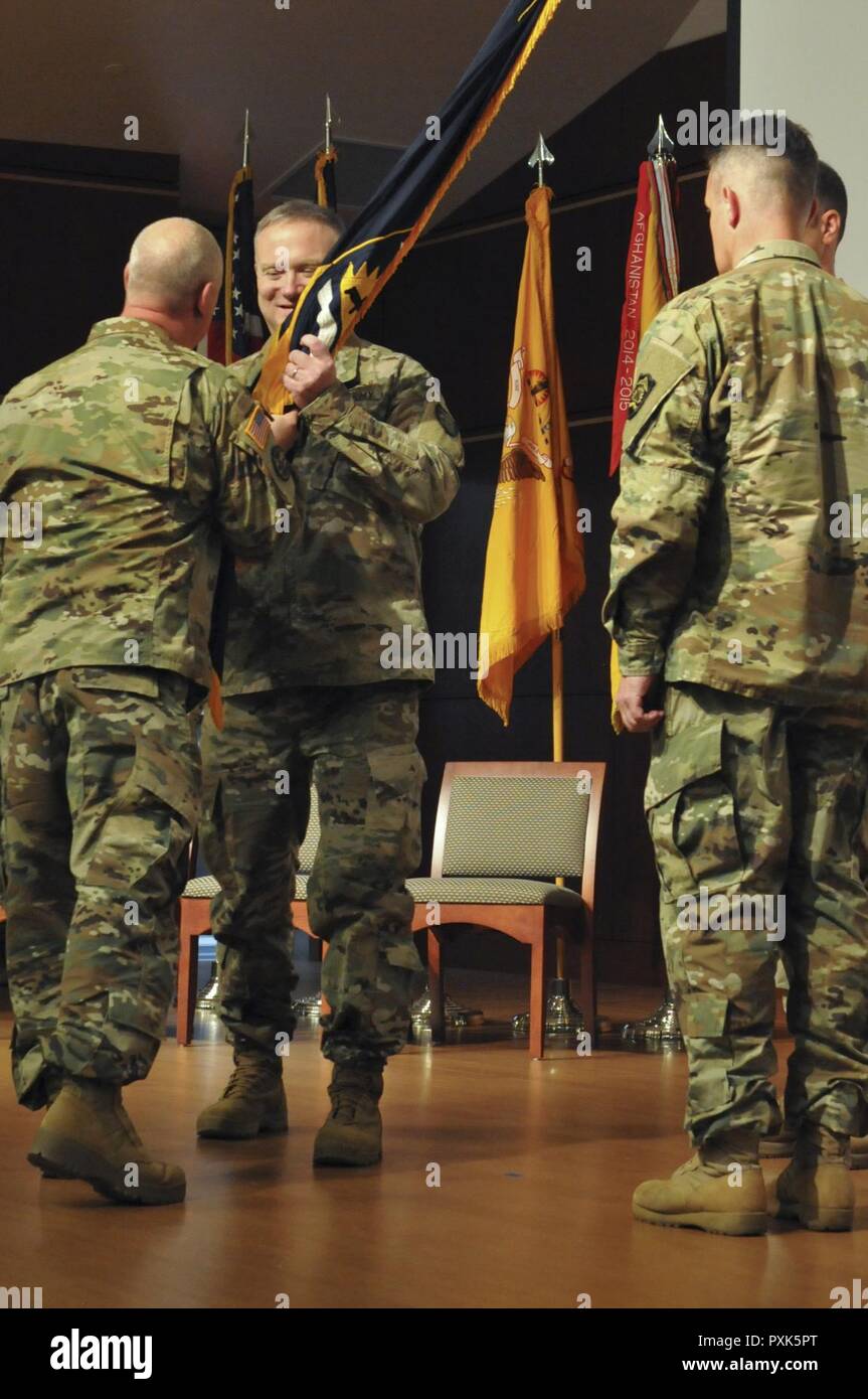 Oklahoma Army National Guard Col. Gregory T. Tag (Mitte), scheidender Kommandeur, erhält der 82nd Brigade (Truppe Befehl) guidon Befehl von Sgt. Maj. Ronald Bloker bei einem Befehl Zeremonie am 41. Streitkräfte Mitte am Lager Withycombe in Clackamas, Oregon, am 3. Juni 2017. Tag wird im Rahmen der Gemeinsamen Nationalen der Oregon National Guard Operations Command zugeordnet werden. Stockfoto