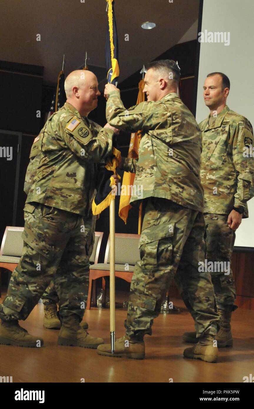 Oklahoma Army National Guard Oberstleutnant (PROMOTABLE) Stephen L. Schmidt, eingehende Commander, übergibt die 82nd Brigade (Truppe Befehl) Guidon, Sgt. Maj. Ronald Bloker (links) bei einem Befehl Zeremonie am 41. Streitkräfte Mitte am Lager Withycombe in Clackamas, Oregon, am 3. Juni 2017. Stockfoto