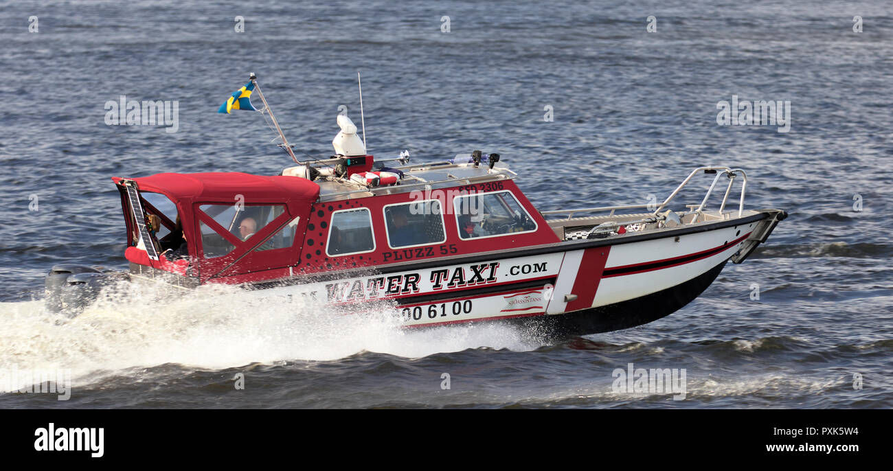 Wasser Taxi Boot beschleunigt seinen Weg in Stockholm, Schweden Stockfoto